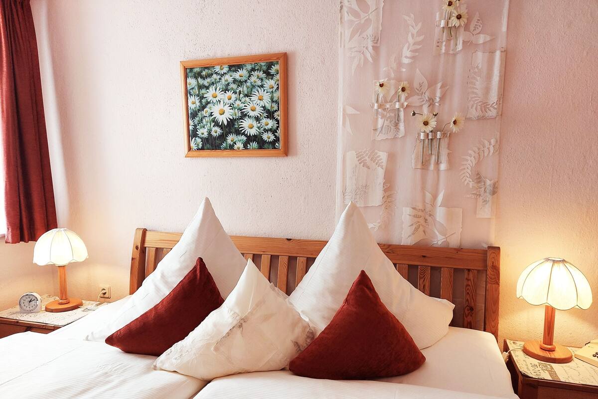 Hypo-allergenic bedding, minibar, individually decorated