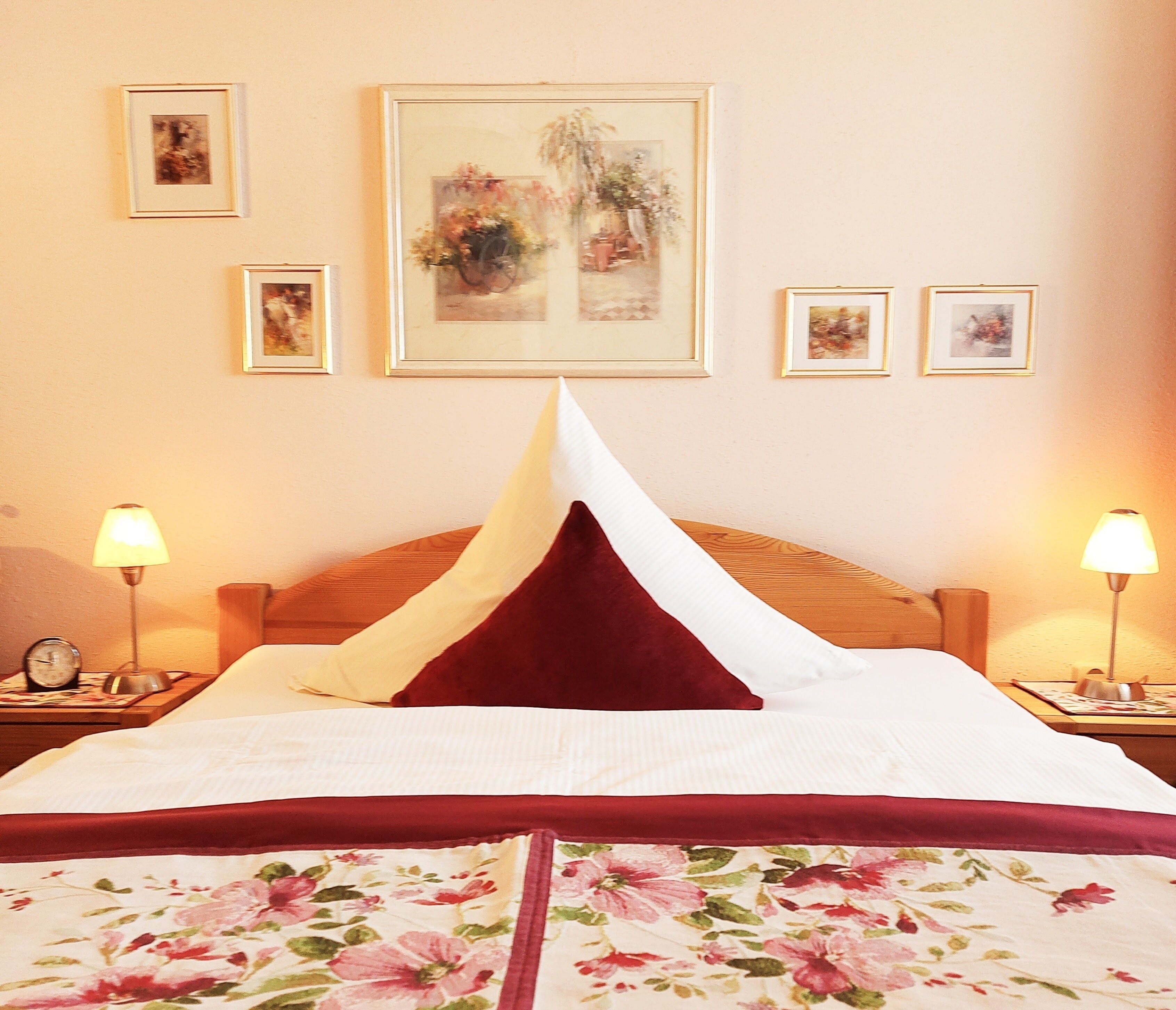 Hypo-allergenic bedding, minibar, individually decorated