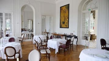 Lunch and dinner served, French cuisine