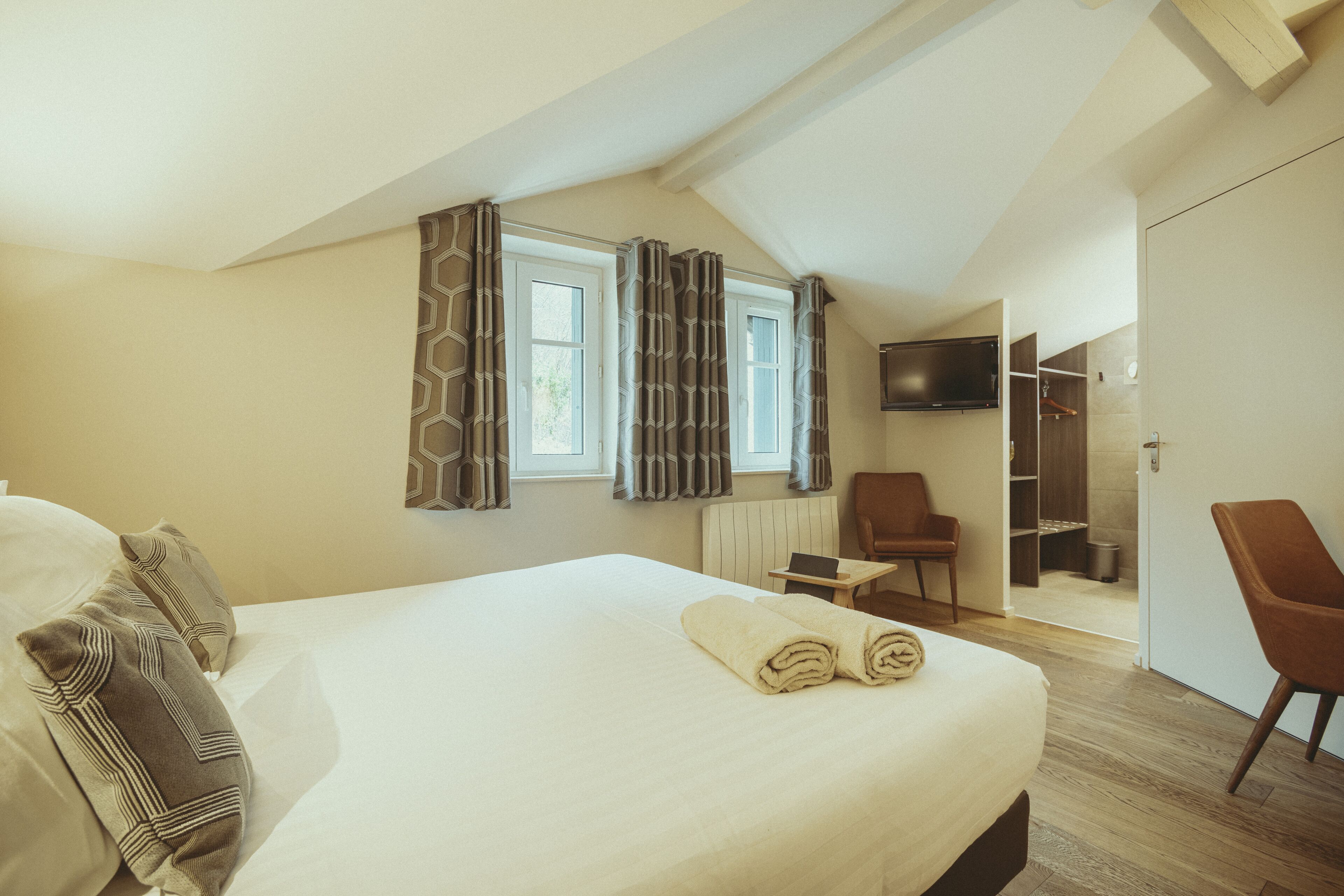 deluxe double room, bathtub | view from room