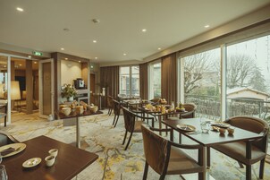 Daily continental breakfast (EUR 14.50 per person)