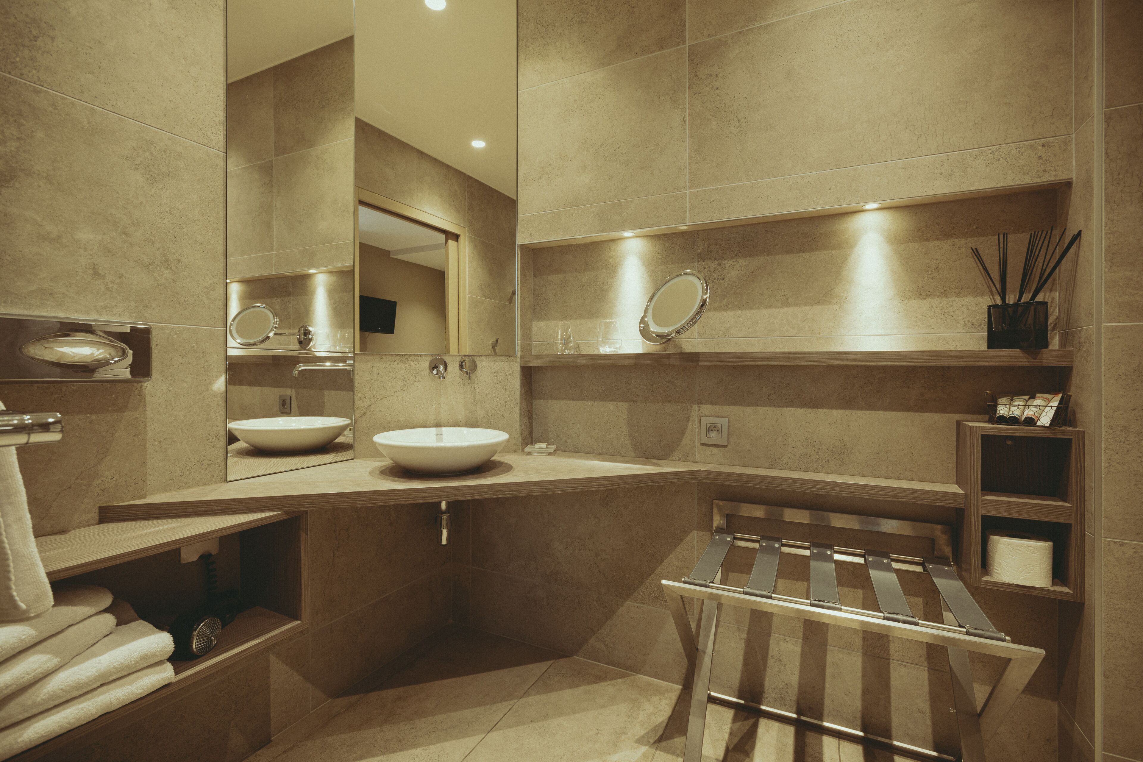 double serenity room, accessible to people with reduced mobility | bathroom | designer toiletries, hair dryer, towels