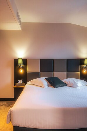 Escritorio, sistema de insonorización, wifi gratis y ropa de cama 