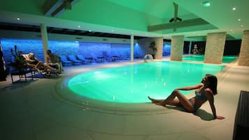 Piscina interna, funciona das 8h às 21h, espreguiçadeiras