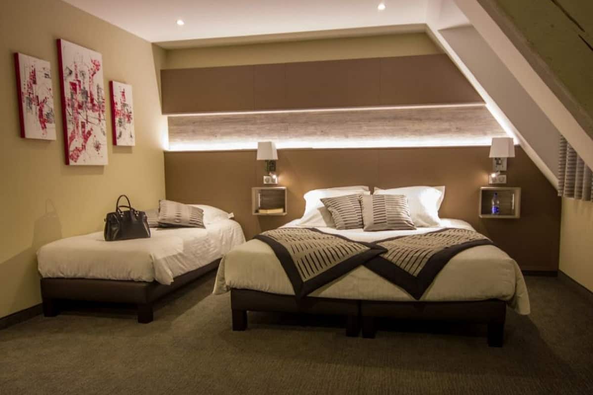 Ein Hotelzimmer mit zwei Betten, einem großen Fenster mit Jalousien, einer Treppe und einem Kunstwerk an der Wand.