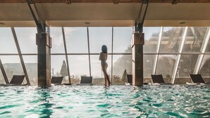 Innendørsbasseng og solsenger