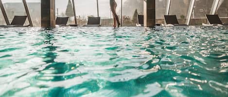 Piscine couverte, chaises longues