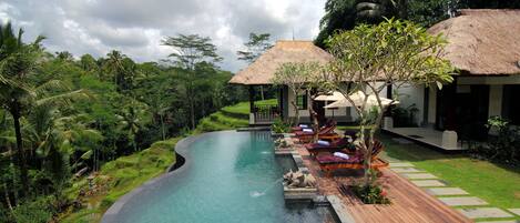 Piscina externa, piscina infinita, guarda-sóis, espreguiçadeiras