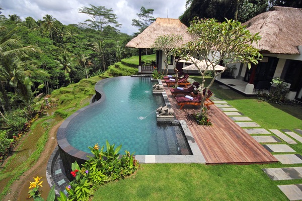 Outdoor pool, an infinity pool, pool umbrellas, sun loungers