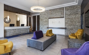 Lobby-lounge