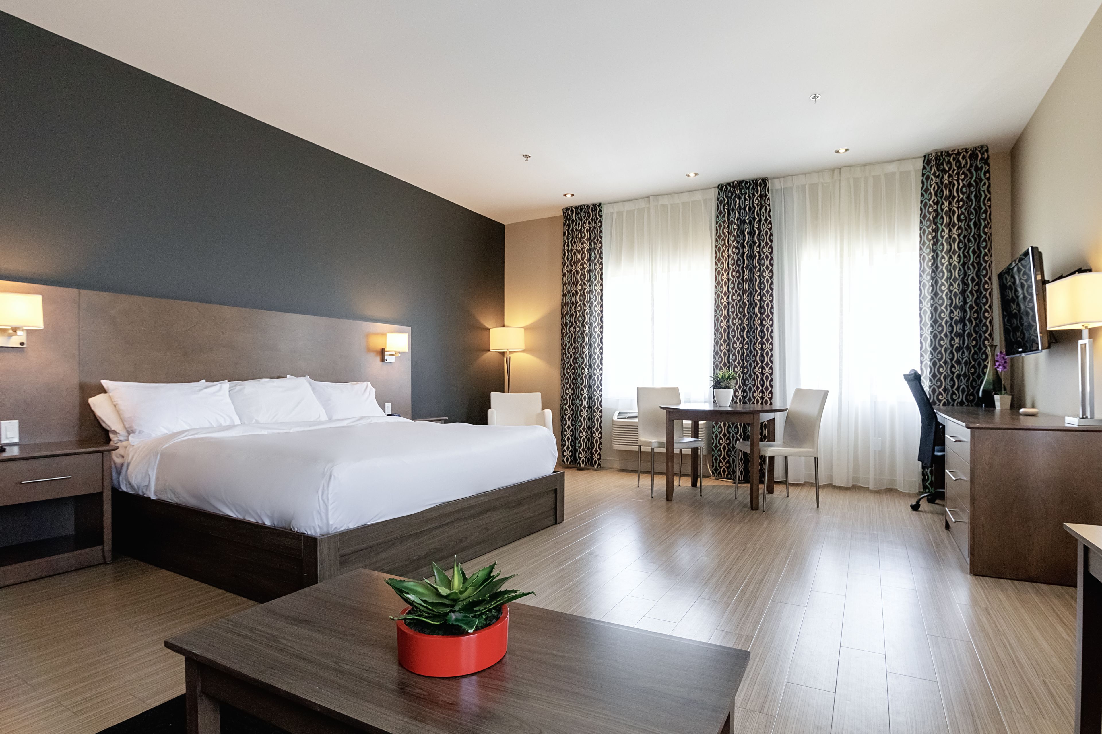 Ropa de cama de alta calidad, minibar y escritorio 