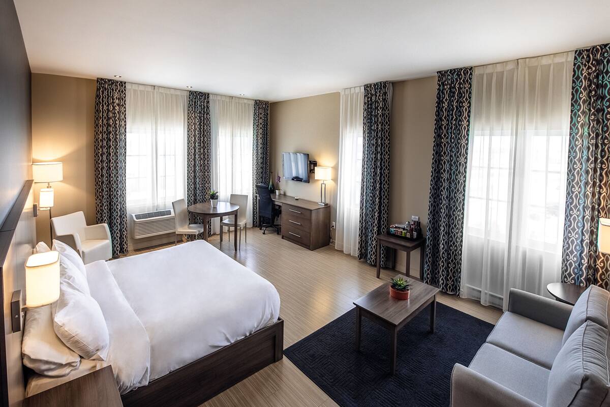 Suite, Studio-loft Style, 1King Bed and Sofabed | Premium bedding, minibar, desk, laptop workspace