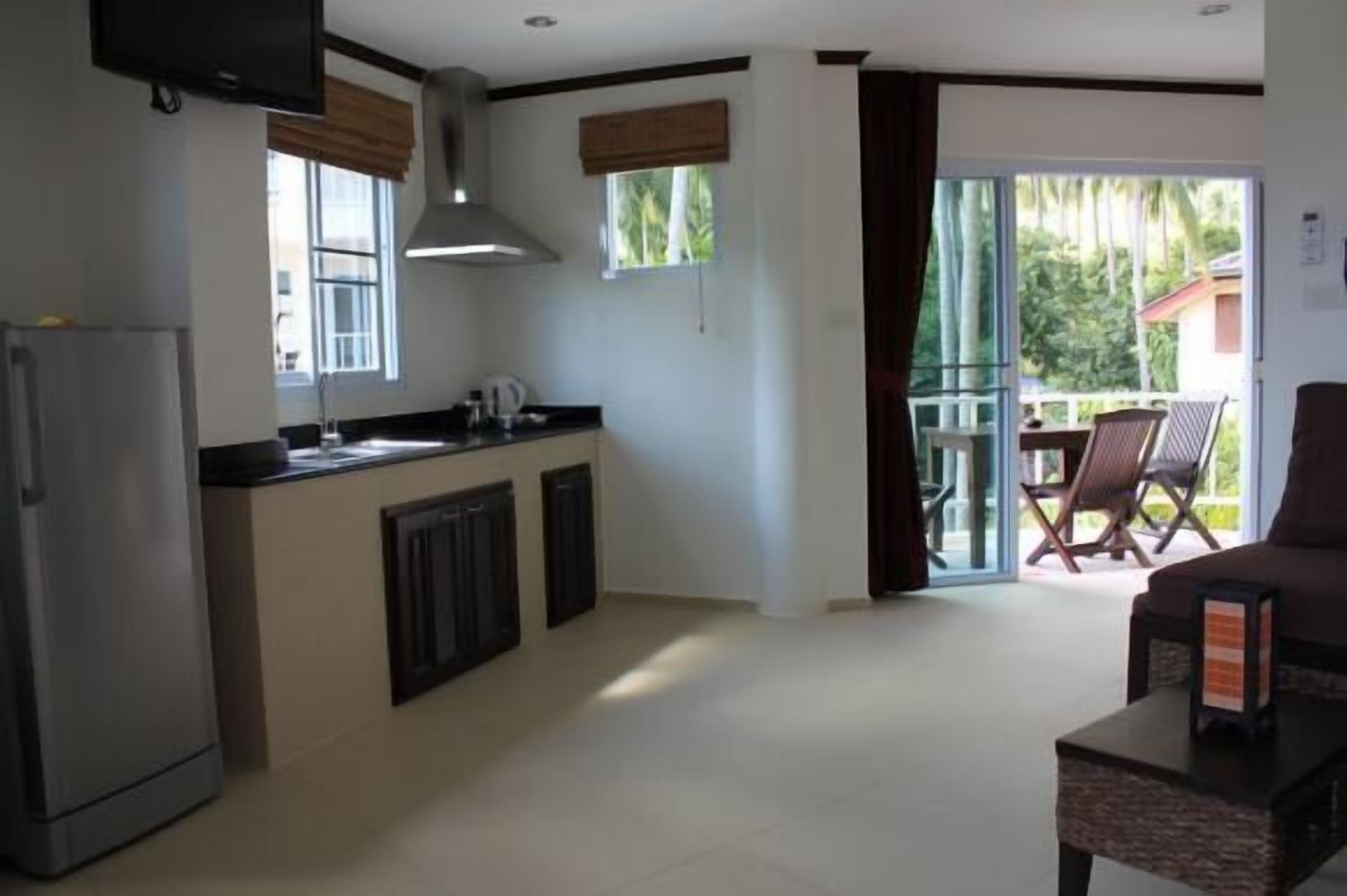 full-sized fridge, microwave, stovetop, electric kettle