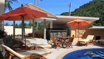 Outdoor pool, pool loungers