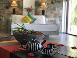 Suite pour lune de miel | Coffre-fort, décor unique, ameublement unique, bureau