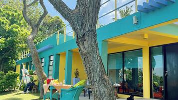 Caja de seguridad en la habitación y decoración personalizada