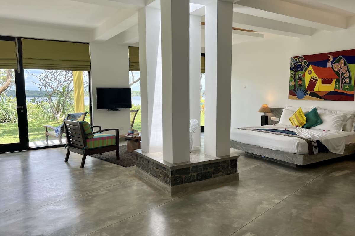 extra large double bedroom | 1 bedroom, in-room safe, individually decorated, individually furnished