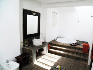 Balcony Double Bedroom | Bathroom | Separate tub and shower, rainfall showerhead, free toiletries - Buckingham Place (Rekawa)
