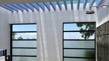 Suite Supérieure | Salle de bain | Baignoire et douche séparées, douche à « effet pluie »