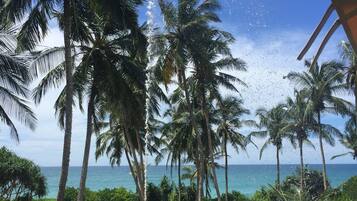 Rannalla, rantapyyhkeitä