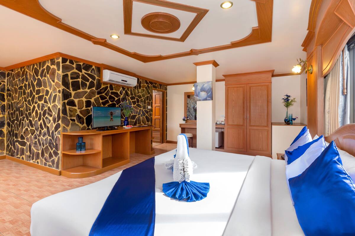Chambre Deluxe double ou avec lits jumeaux, baignoire à jets | Minibar, coffre-fort, bureau, rideaux d’obscurcissement