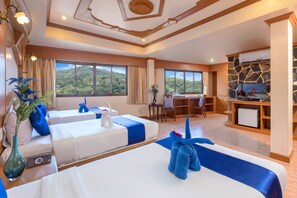 ミニバー、セーフティボックス (室内)、デスク、遮光カーテン