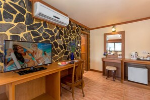 豪華雙人或雙床房, 按摩浴缸 | 迷你吧、房內夾萬、書桌、遮光窗簾/窗簾