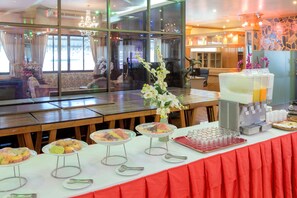 供應早餐、午餐、晚餐；海鮮