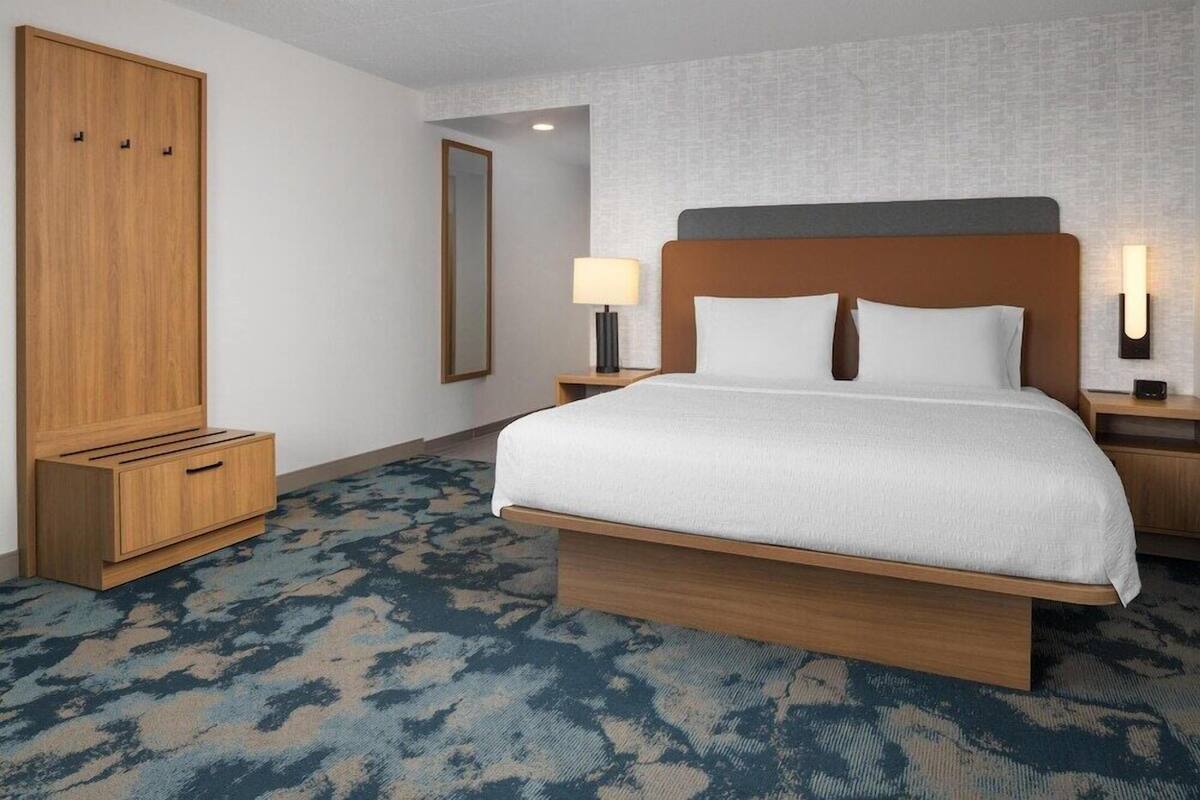 Iron/ironing board, free WiFi, bed sheets, alarm clocks