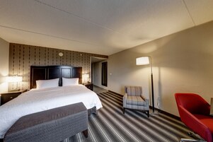 Uma cama King | Cofres nos quartos, ferros/tábuas de passar roupa