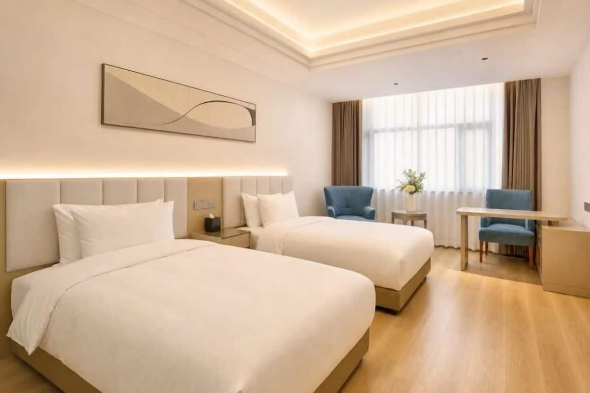 Minibar, in-room safe, alarm clocks