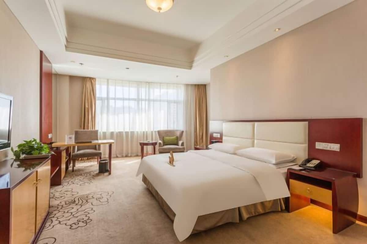 Minibar, in-room safe, alarm clocks