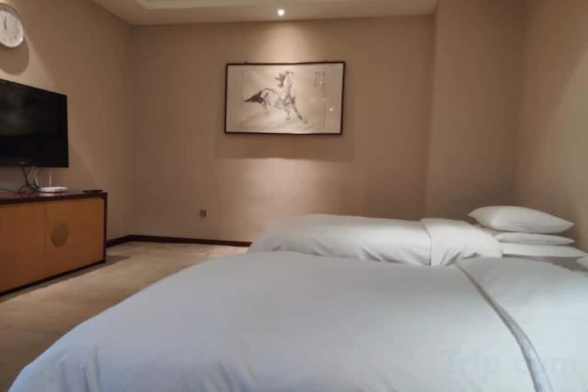 Minibar, caja de seguridad en la habitación y despertador 