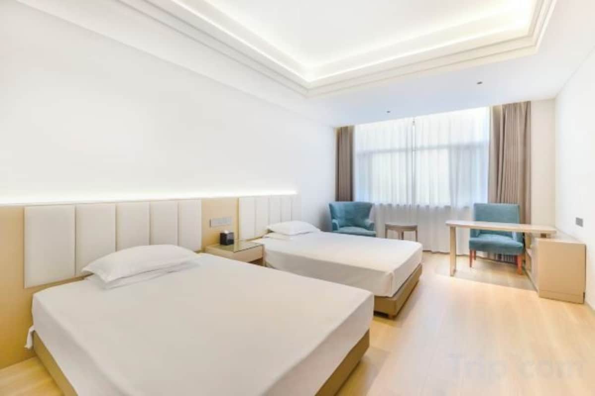 Minibar, caja de seguridad en la habitación y despertador 
