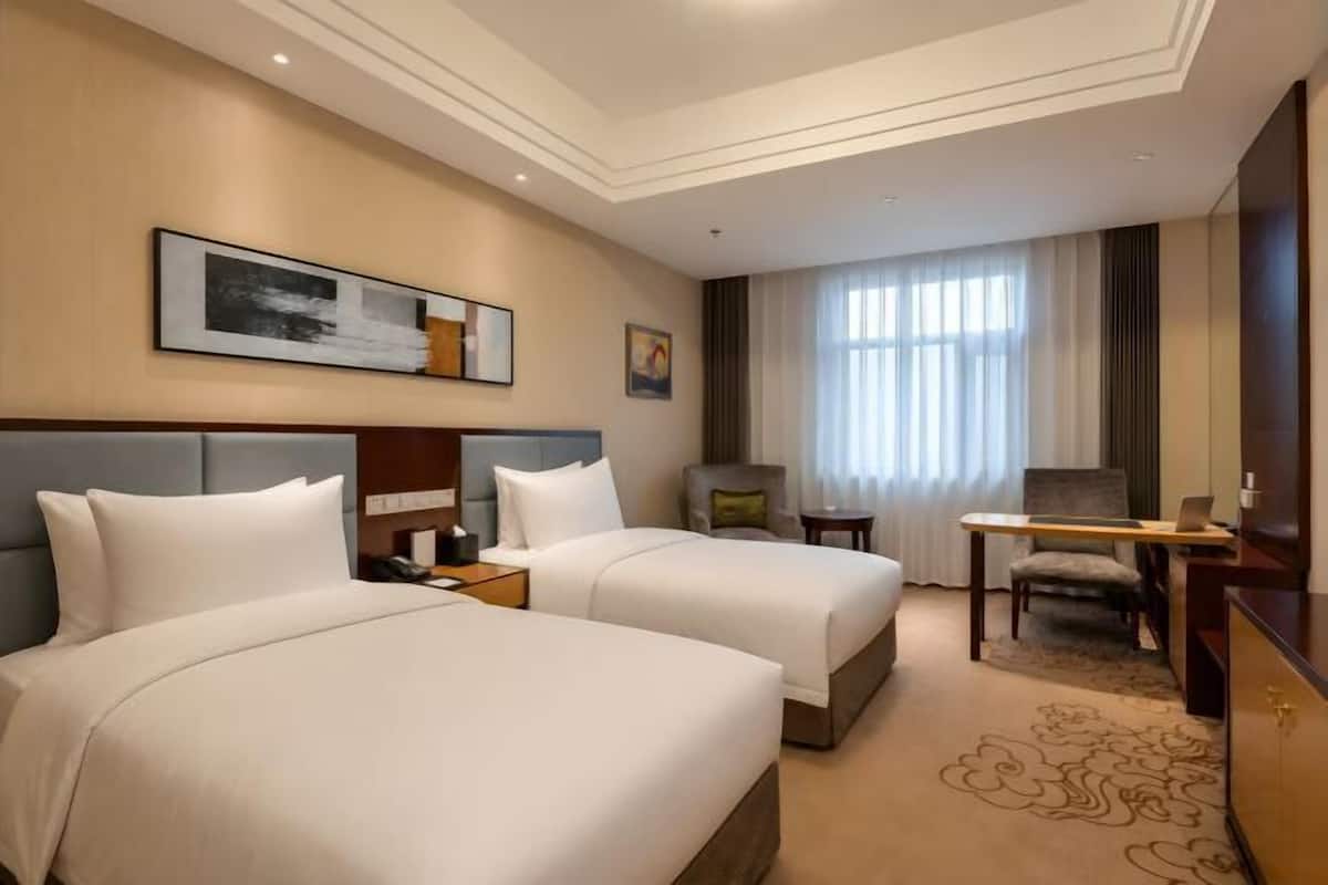 Minibar, in-room safe, alarm clocks
