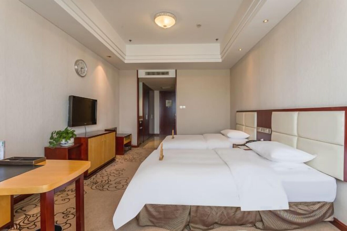 Minibar, in-room safe, alarm clocks