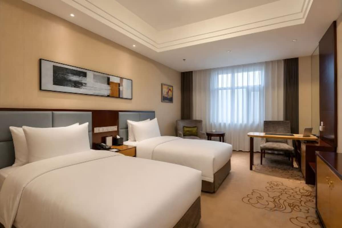 Four Seasons Elegant Room (2 Beds)