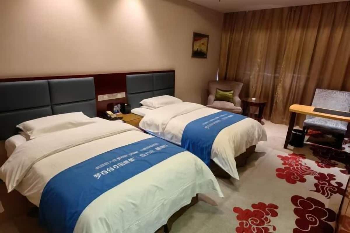 Minibar, in-room safe, alarm clocks