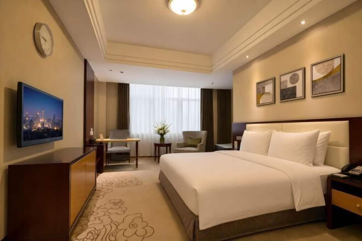 Minibar, in-room safe, alarm clocks
