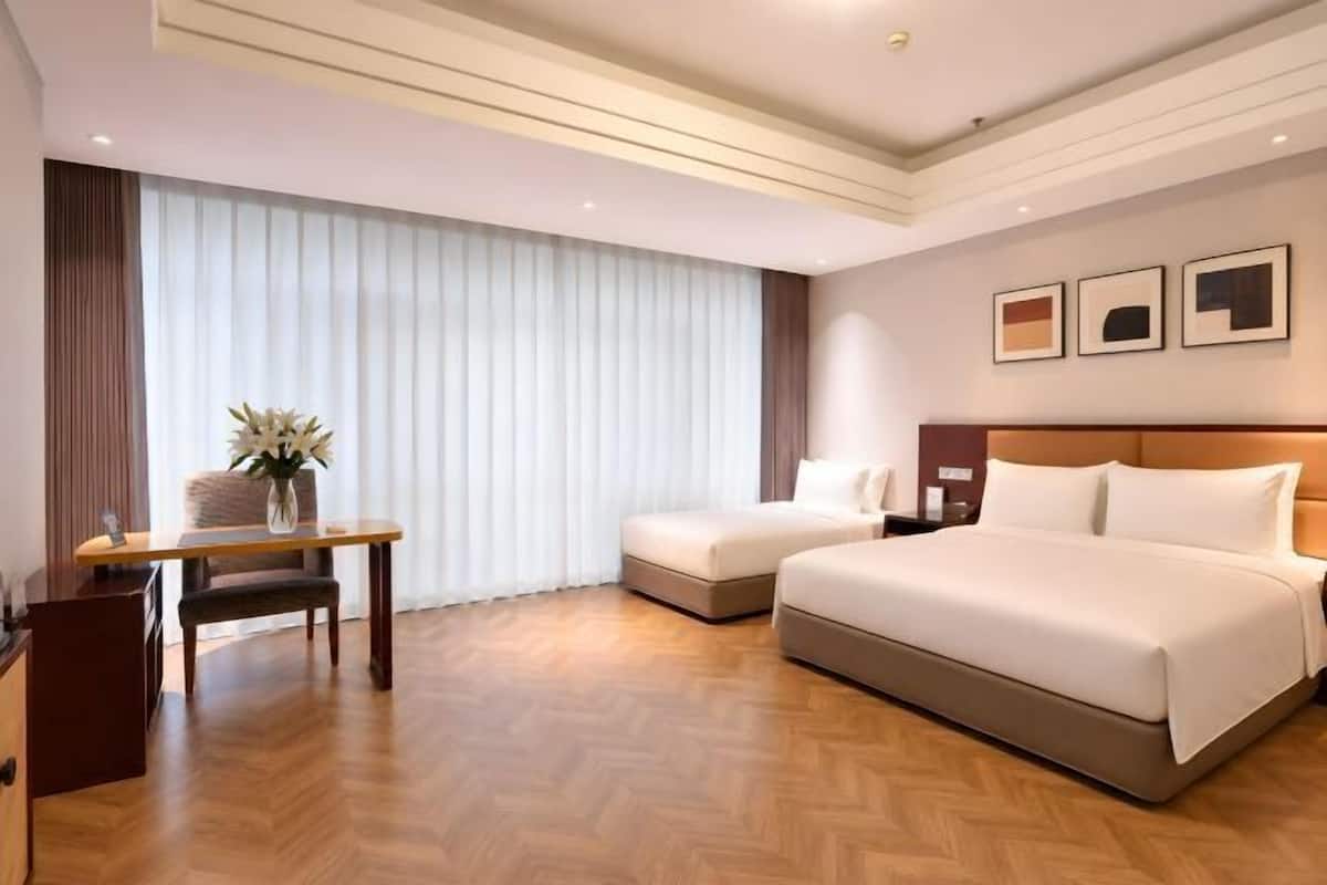 Minibar, in-room safe, alarm clocks