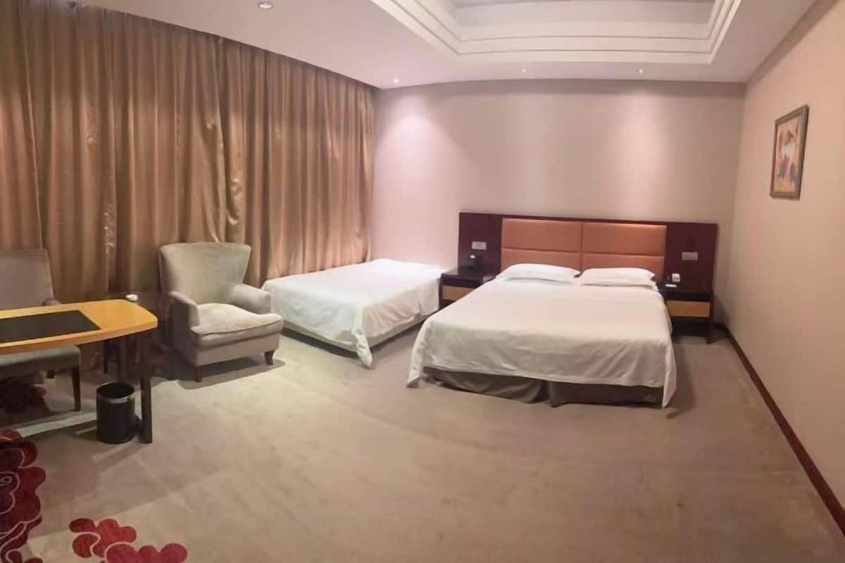 Minibar, in-room safe, alarm clocks