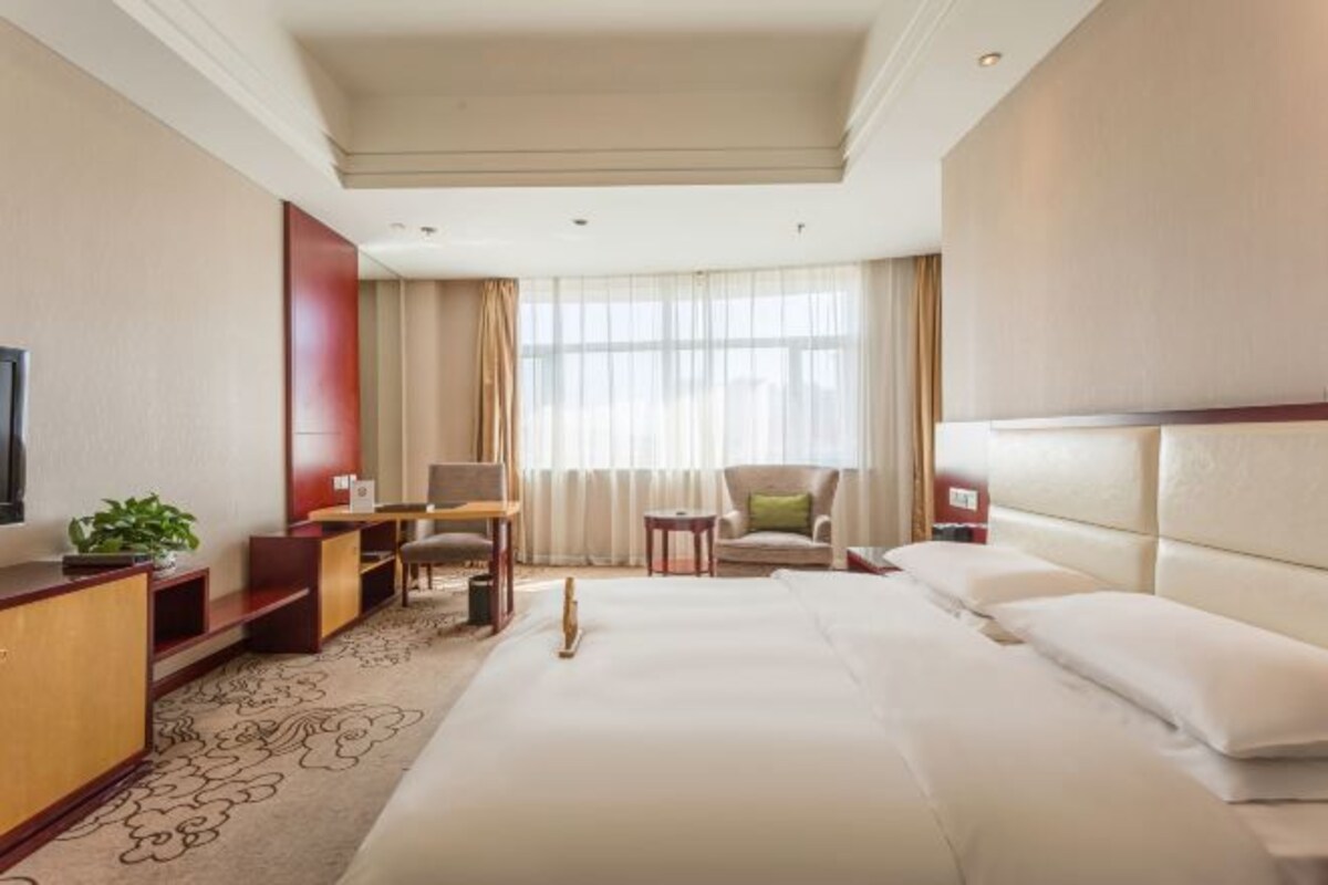 Minibar, in-room safe, alarm clocks