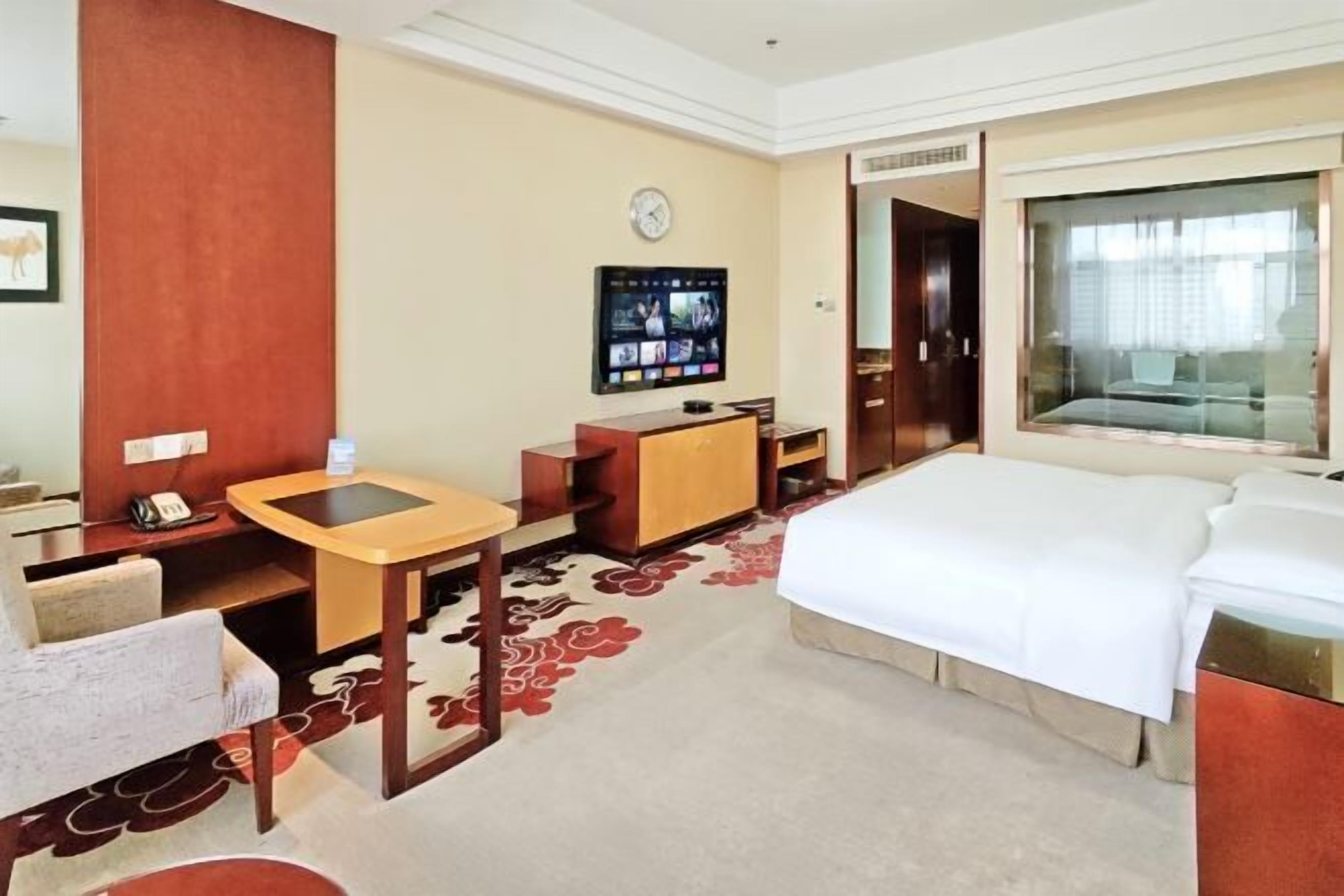 Minibar, safe på rommet og vekkerklokke