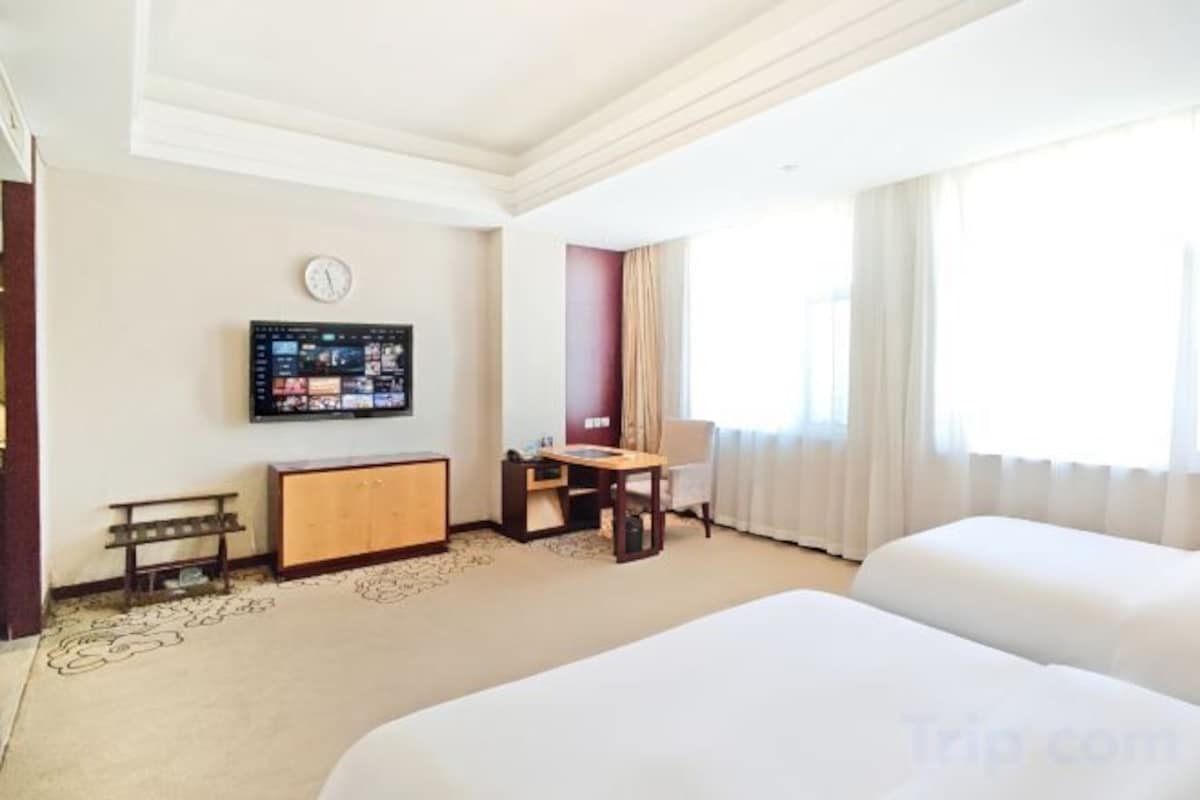Minibar, caja de seguridad en la habitación y despertador 
