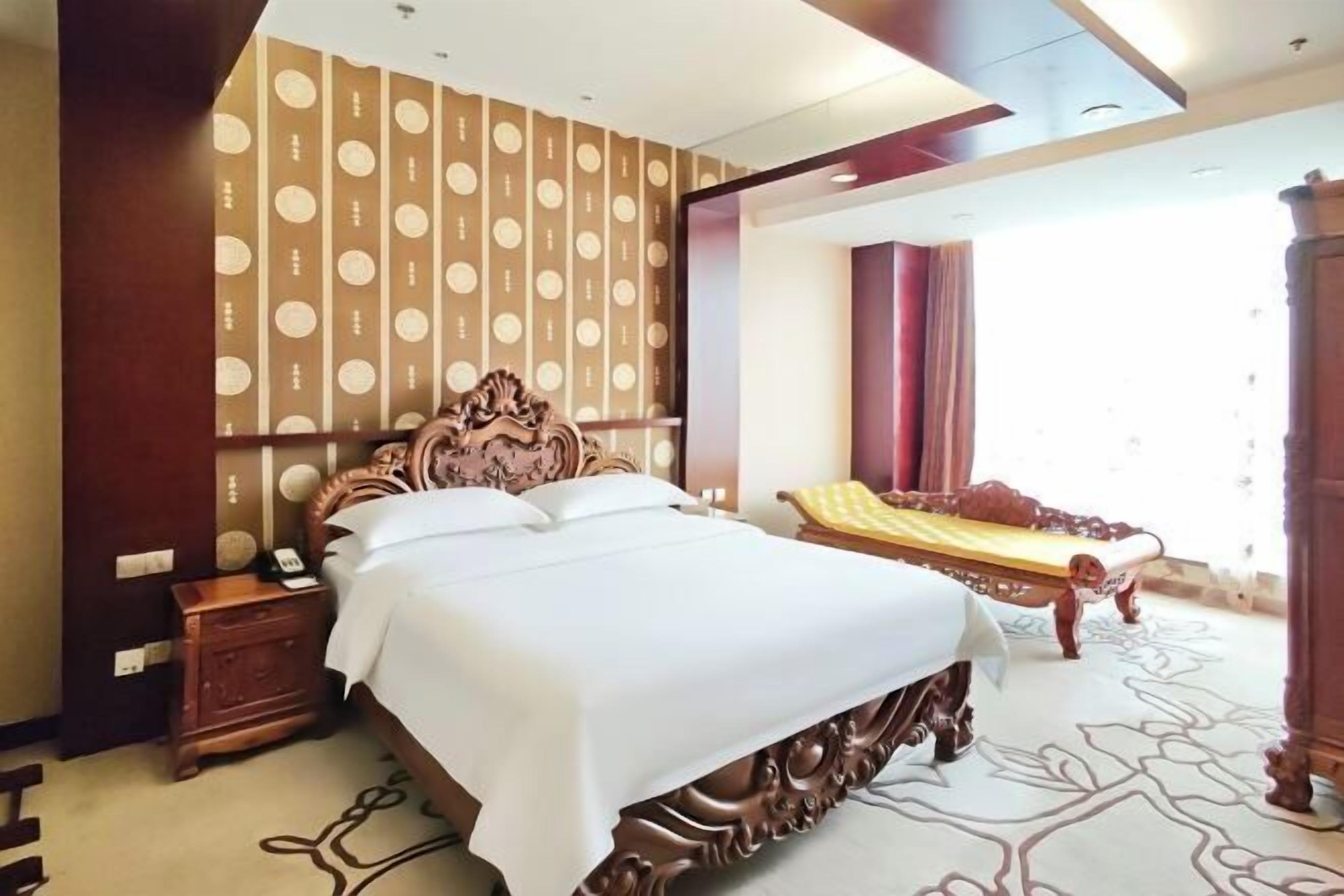 Minibar, safe på rommet og vekkerklokke