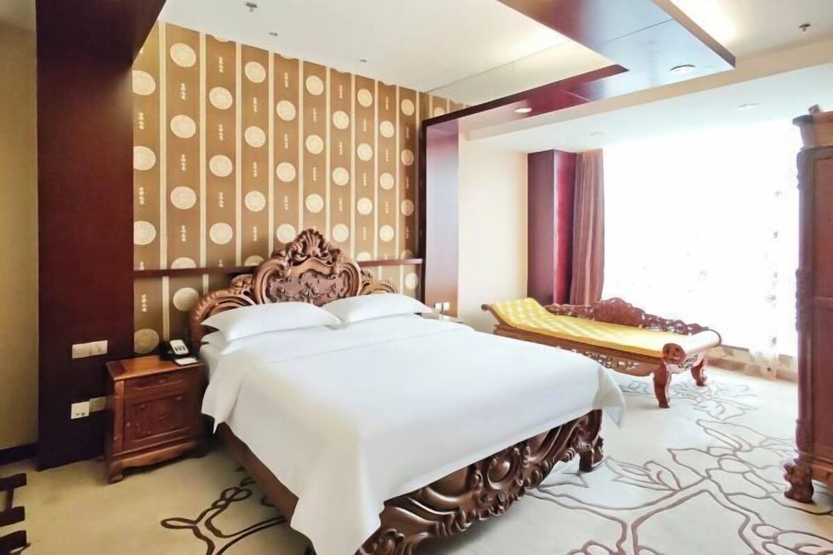 Minibar, safe på rommet og vekkerklokke