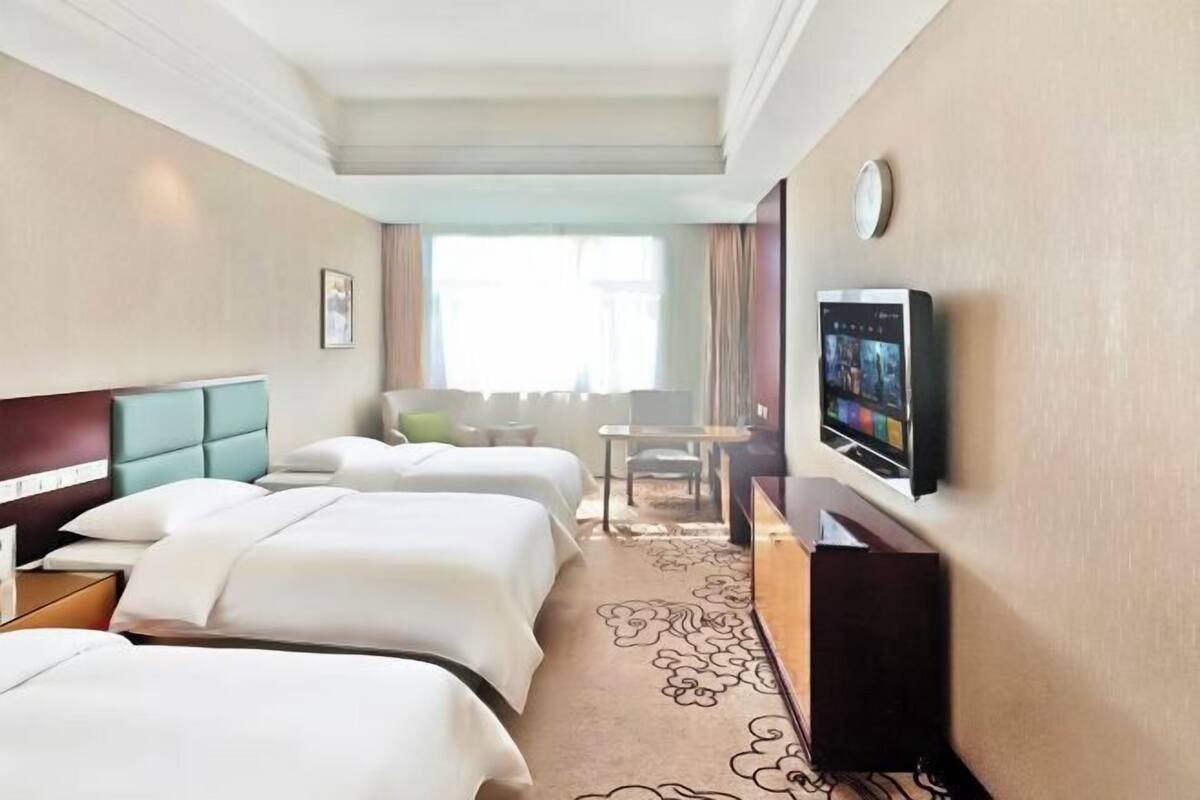 Minibar, safe på rommet og vekkerklokke