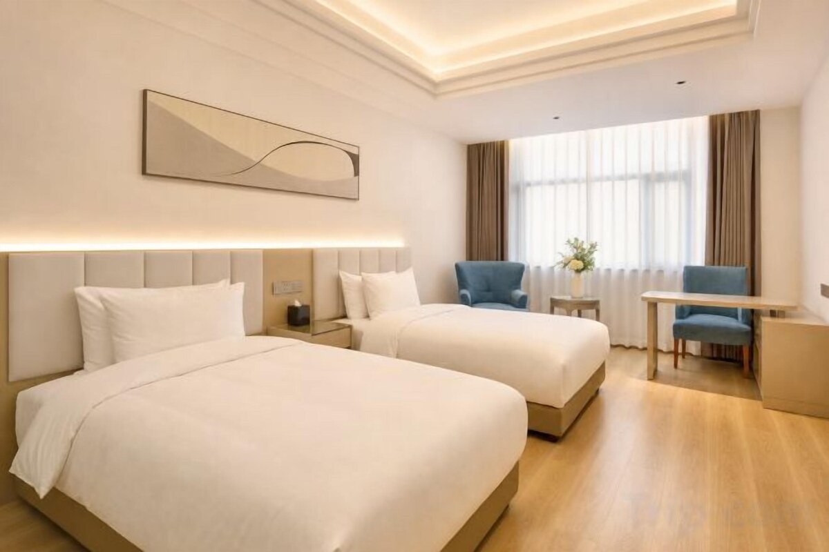 Minibar, in-room safe, alarm clocks