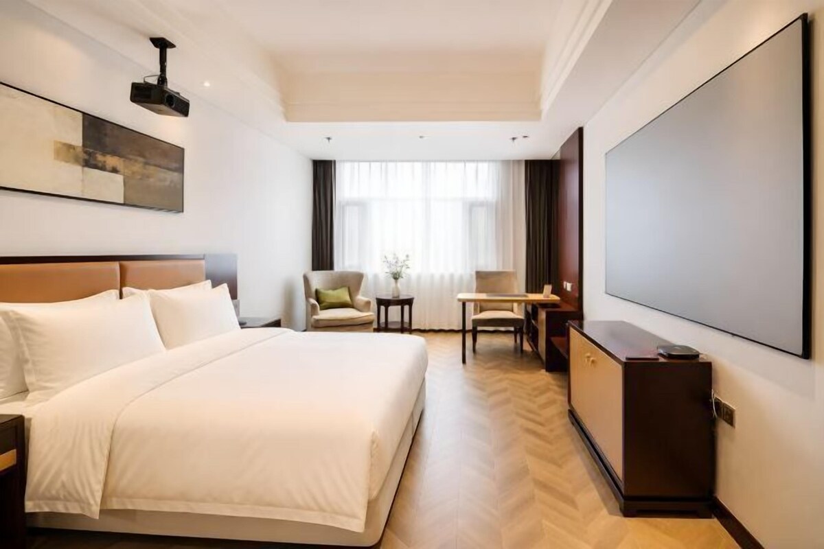Minibar, in-room safe, alarm clocks