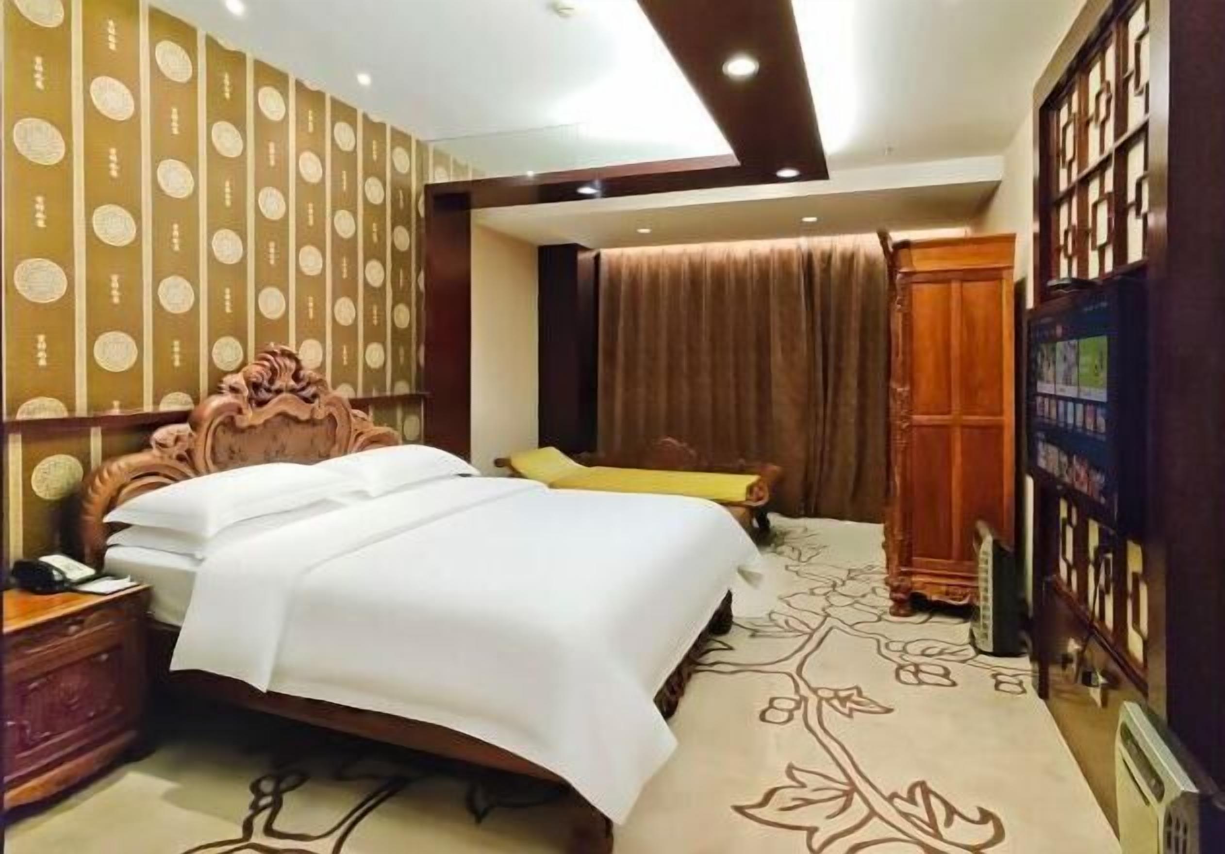 Minibar, coffres-forts dans les chambres, réveils